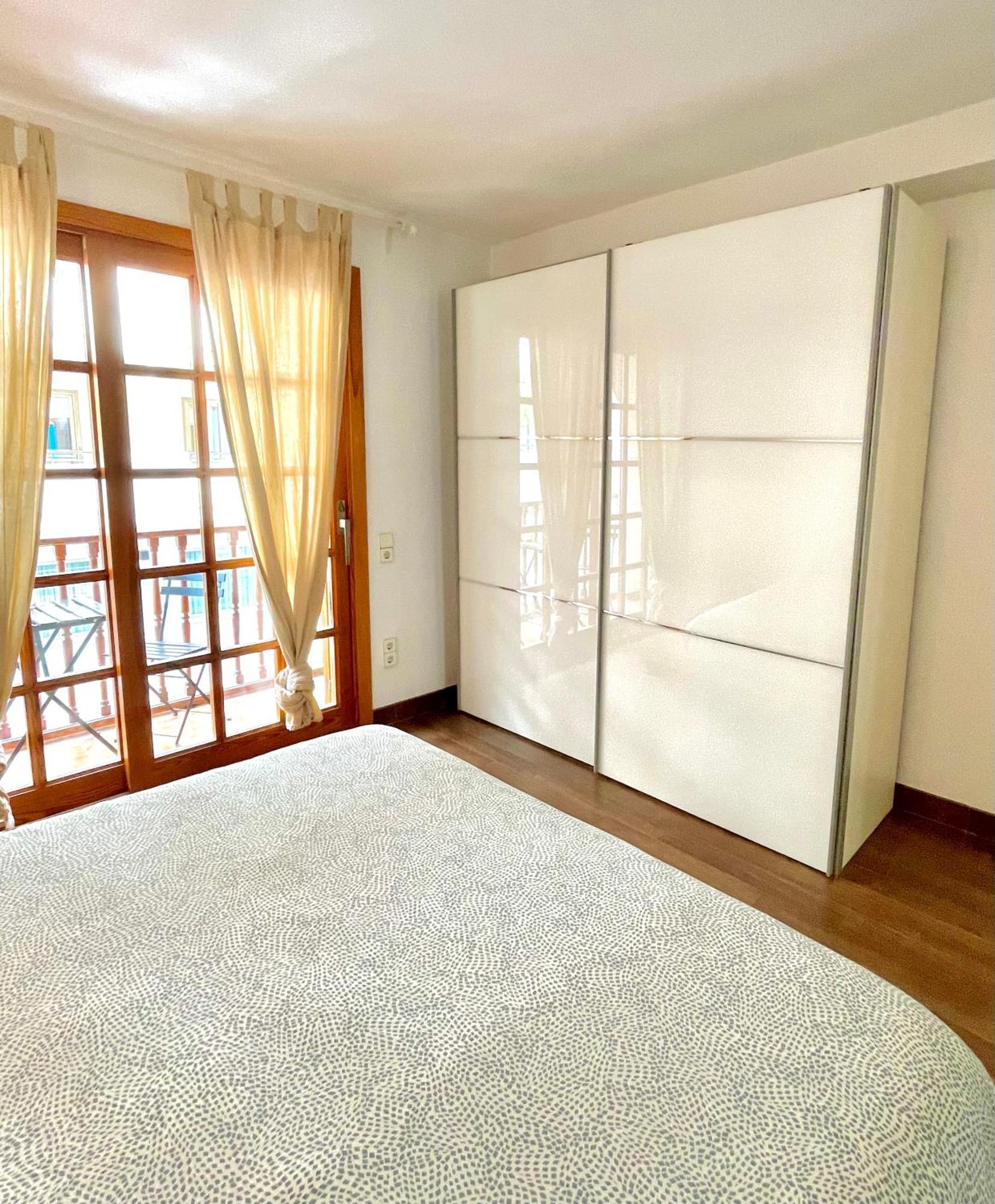 Ensuite Double With Terrace In Shared In Center Of Santa Eularia With Sea View And Close To The Habitación en casa particular