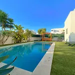 Moderna Casa Con Piscina Privada