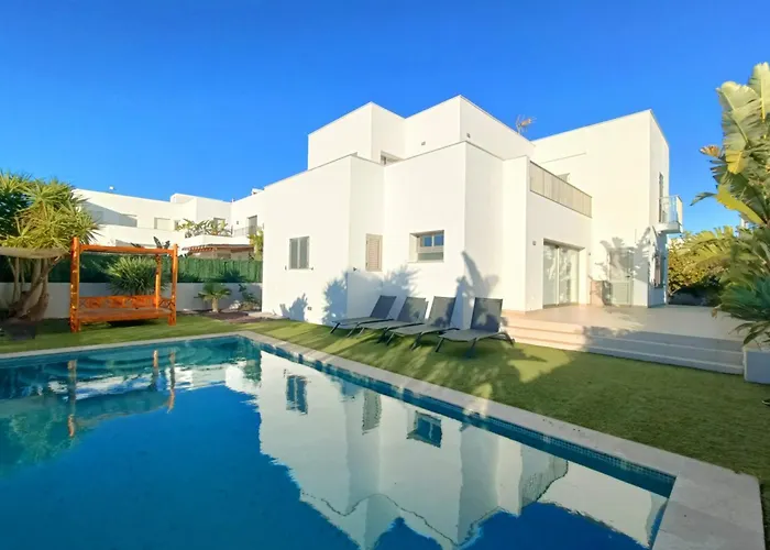 Moderna Casa Con Piscina Privada