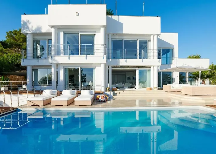 Lavish Villa With Infinity Pool And Views