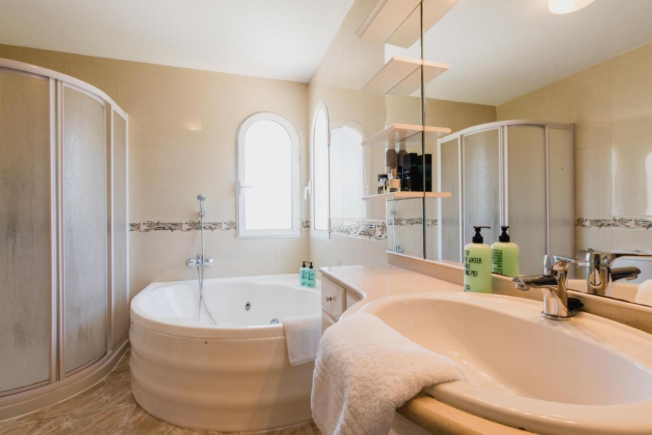 Friends & Family Friendly 5 Bedroom In Jesus Villa *