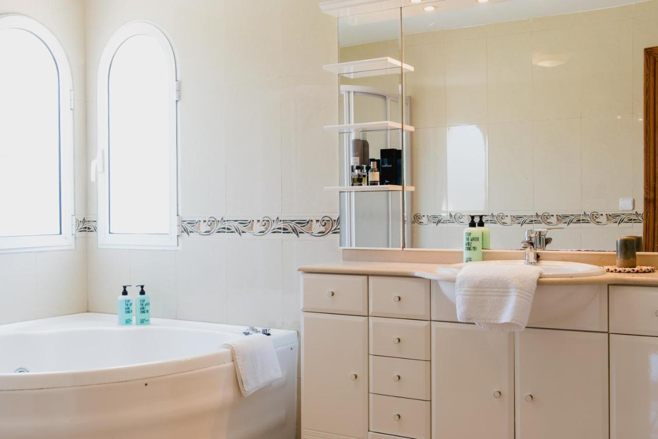 Friends & Family Friendly 5 Bedroom In Jesus Villa