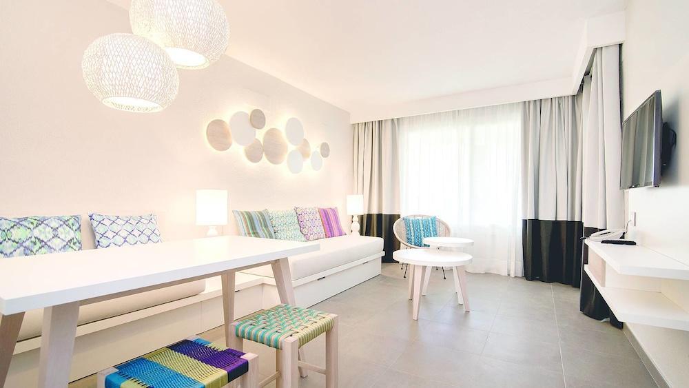 Hotel Tui Magic Life Cala Pada 4*