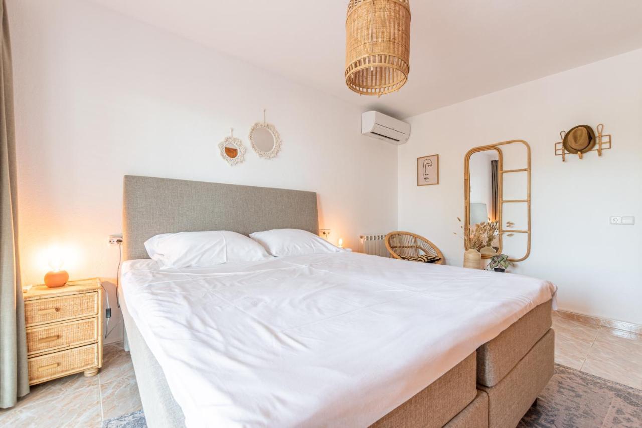 Friends & Family Friendly 5 Bedroom In Jesus Santa Eularia des Riu
