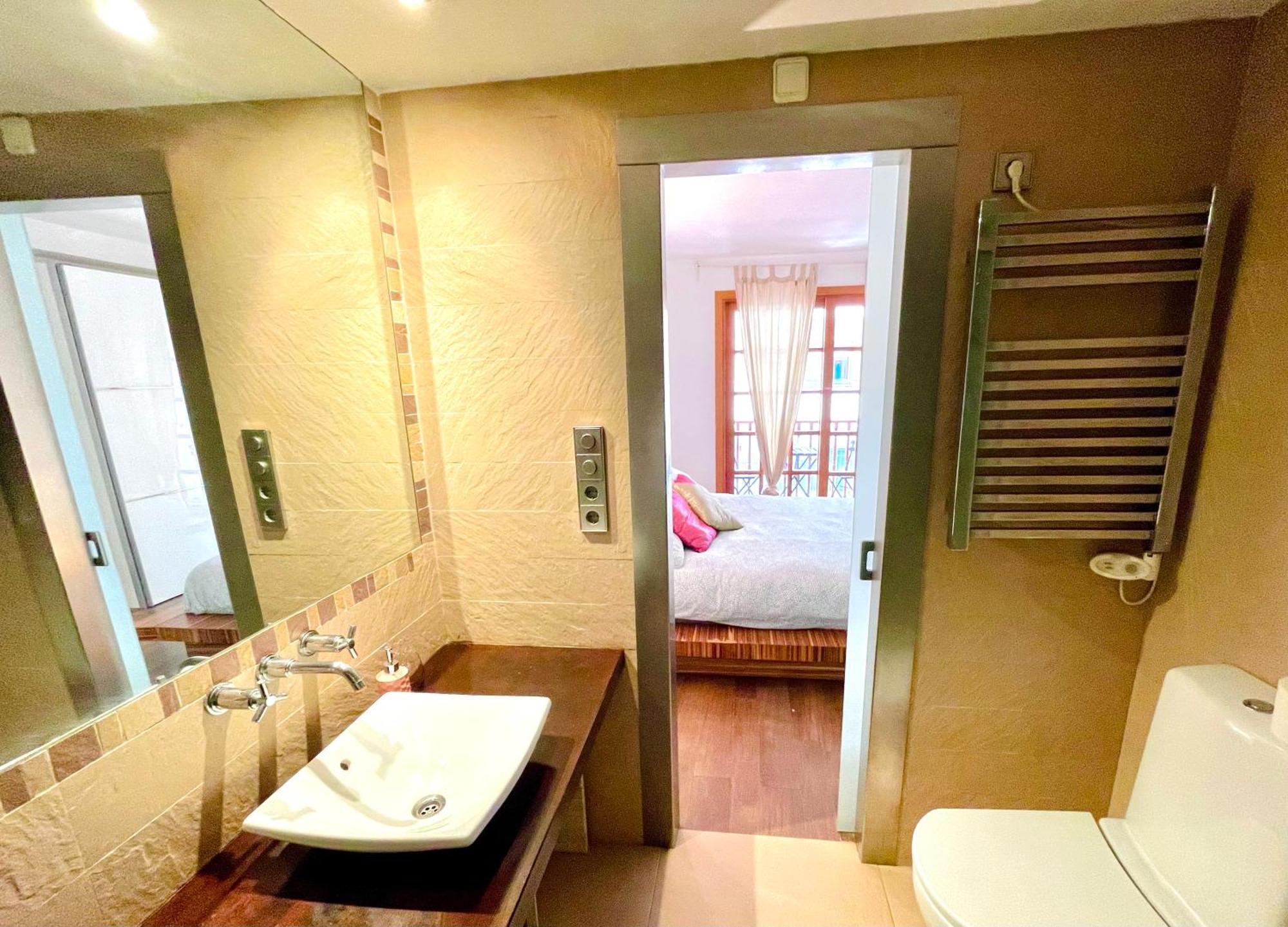 Homestay Ensuite Double With Terrace In Shared In Center Of Santa Eularia With Sea View And Close To The Santa Eularia des Riu