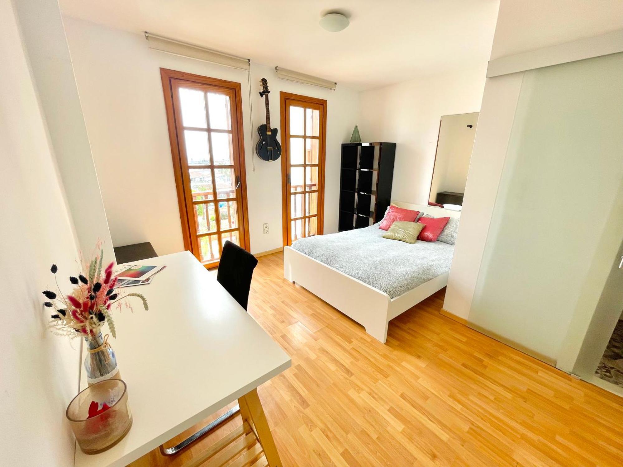 Ensuite Double With Sea View In A Shared In The Centre Of Santa Eularia - Close To The Beach Privatunterkunft Santa Eulària des Riu