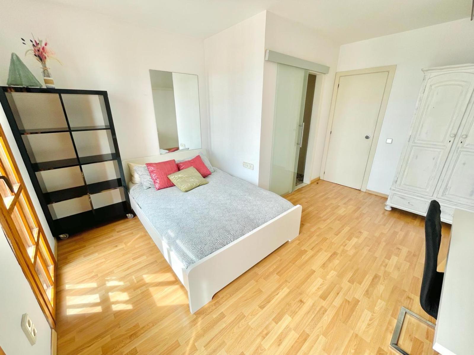 Ensuite Double With Sea View In A Shared In The Centre Of Santa Eularia - Close To The Beach Privatunterkunft *