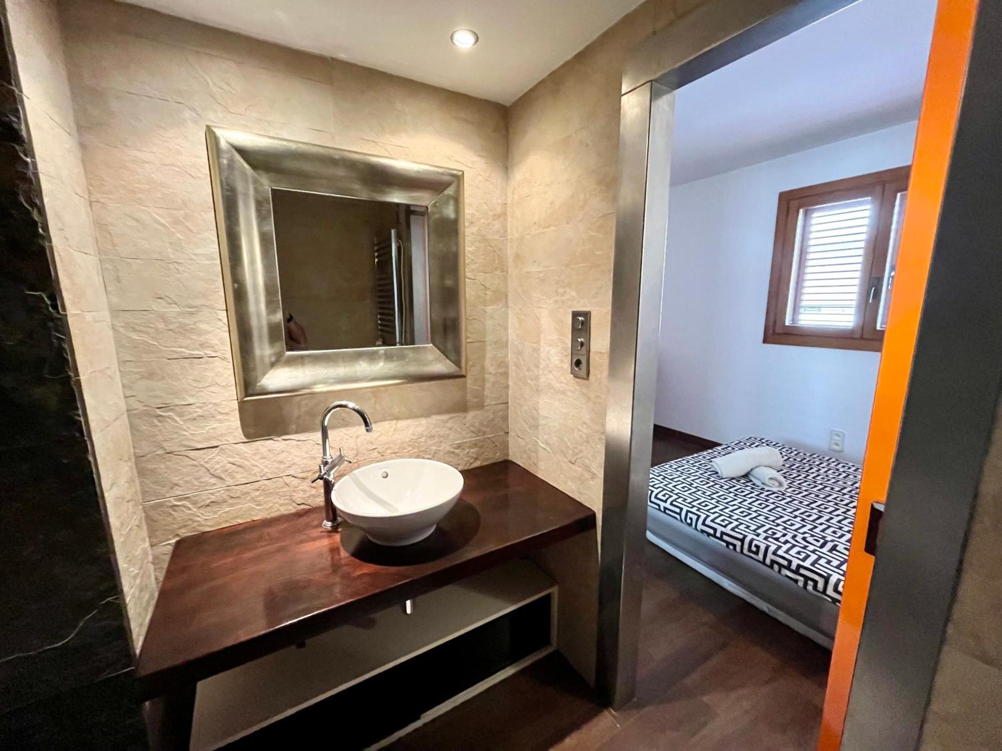 Lovely Ensuite Double In Shared In The Centre Of Santa Eularia - Close To The Beach, Shops, Bars And Restaurants *