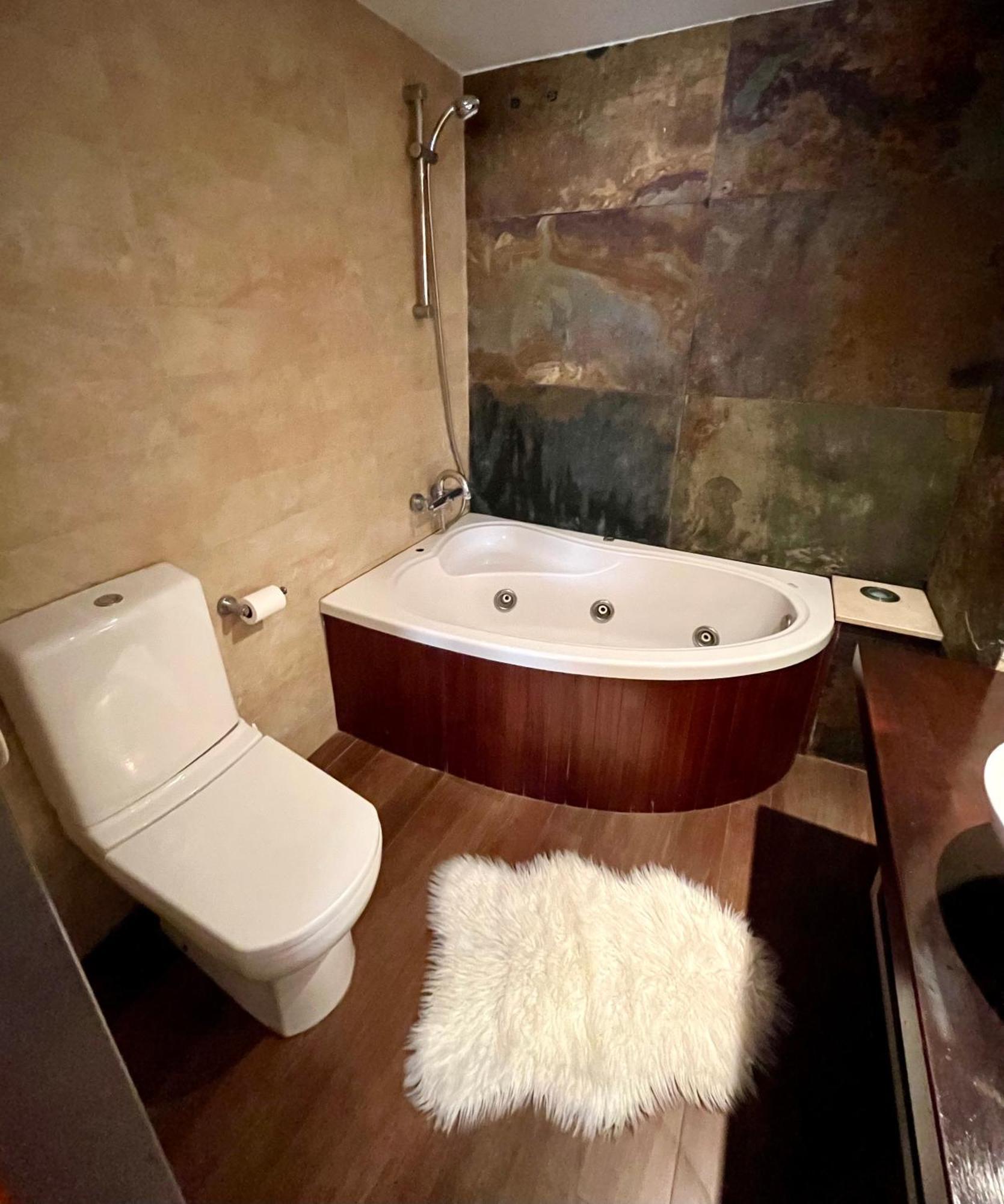 Lovely Ensuite Double In Shared In The Centre Of Santa Eularia - Close To The Beach, Shops, Bars And Restaurants Guest house *