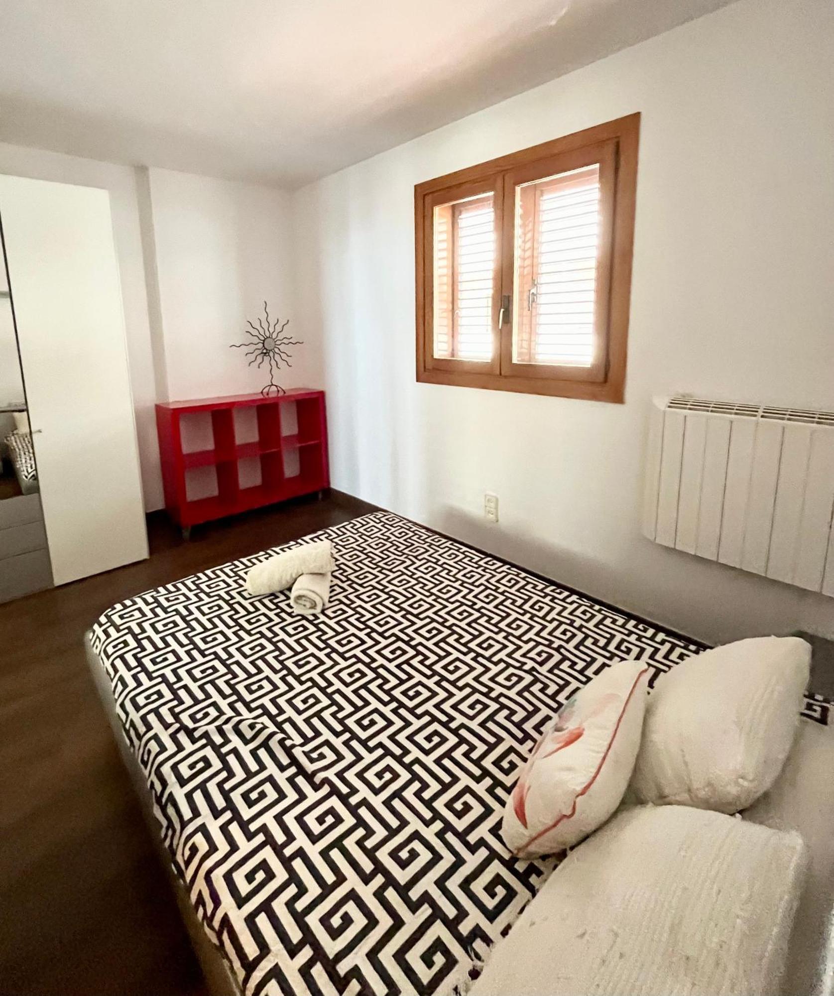 Lovely Ensuite Double In Shared In The Centre Of Santa Eularia - Close To The Beach, Shops, Bars And Restaurants Guest house *