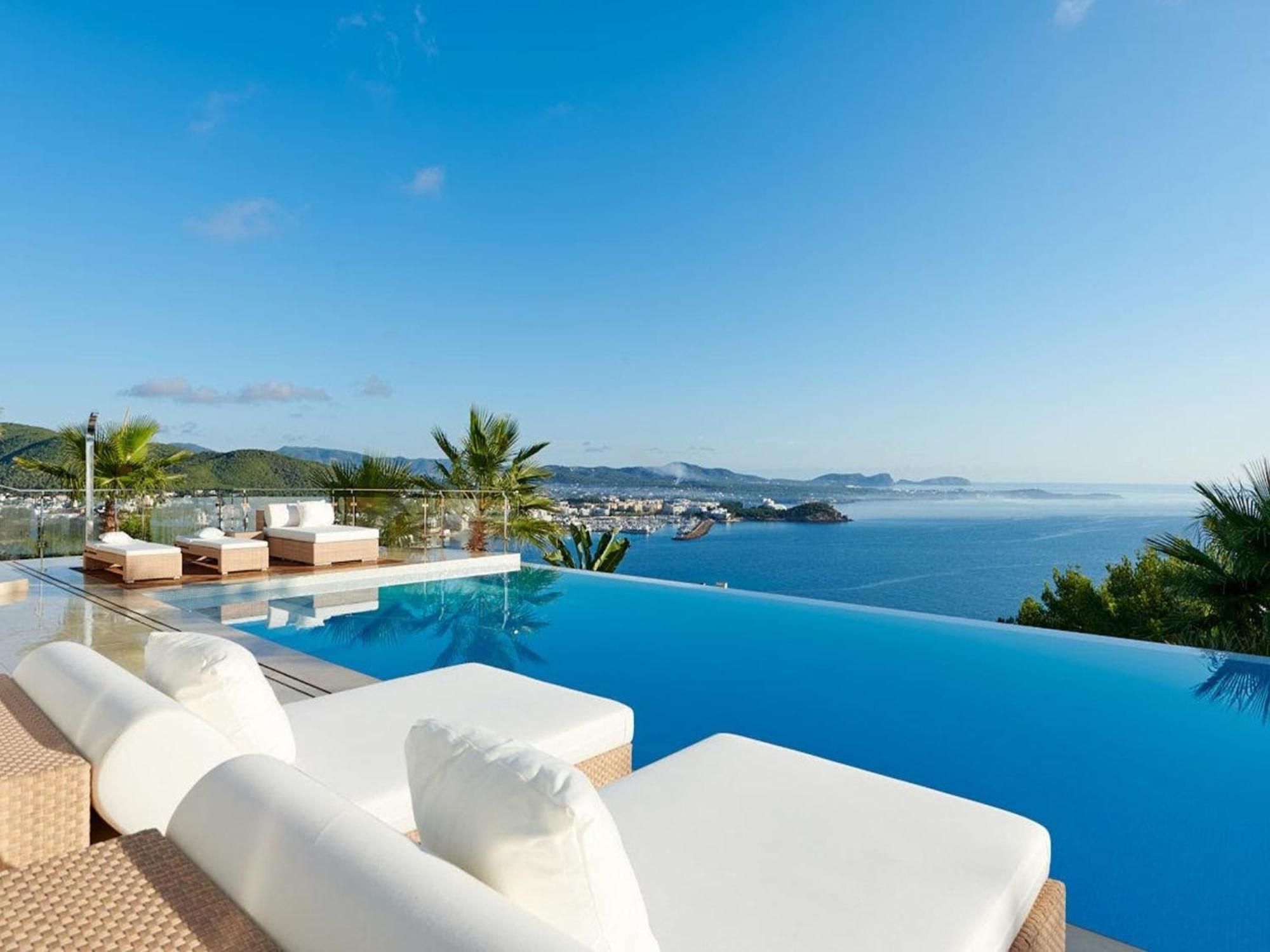 Villa Lavish With Infinity Pool And Views Santa Eularia des Riu