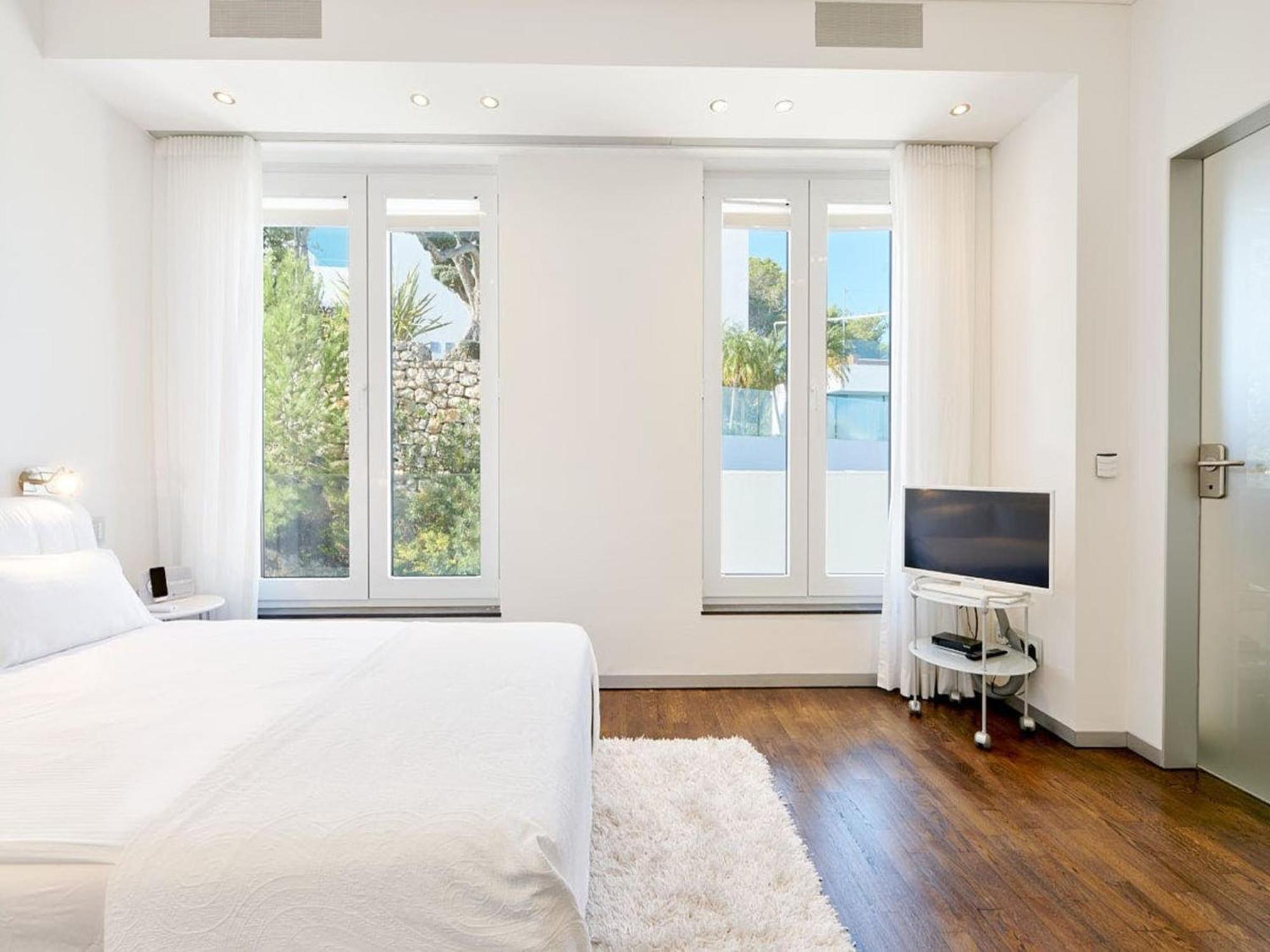 Lavish With Infinity Pool And Views Santa Eularia des Riu