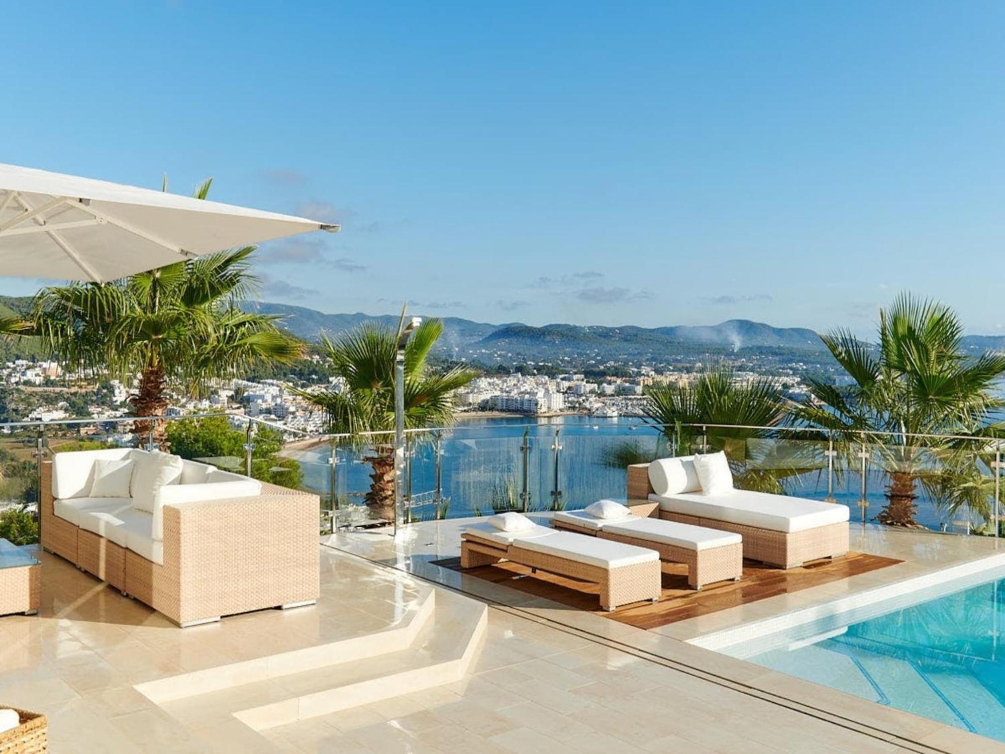 Lavish With Infinity Pool And Views