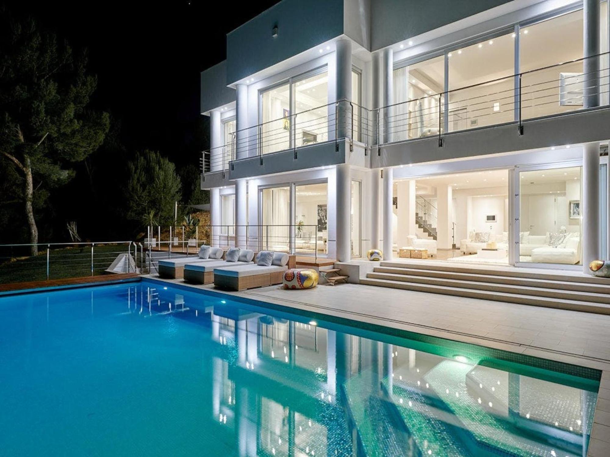 Villa Lavish With Infinity Pool And Views