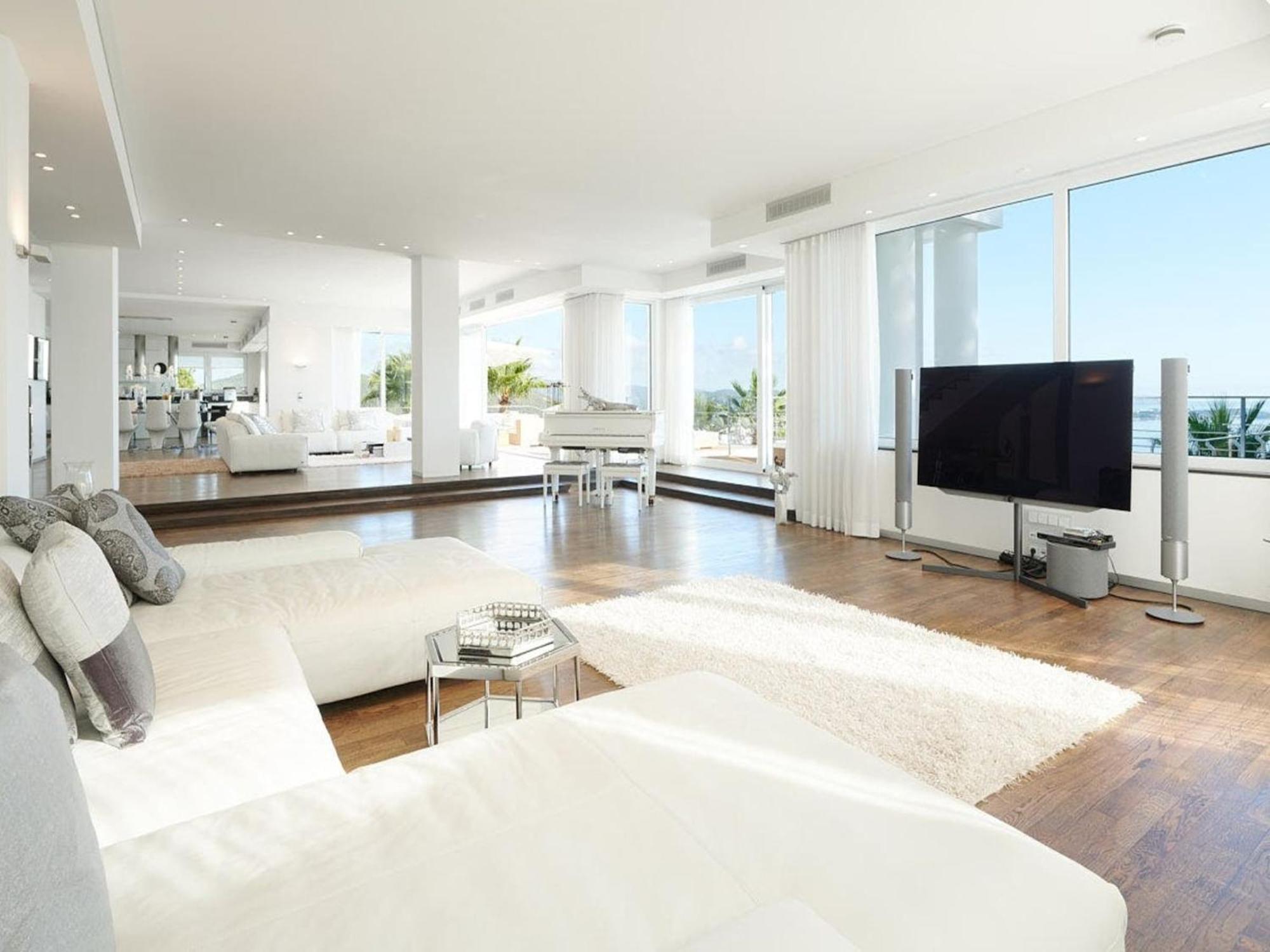 Lavish With Infinity Pool And Views Villa Santa Eularia des Riu