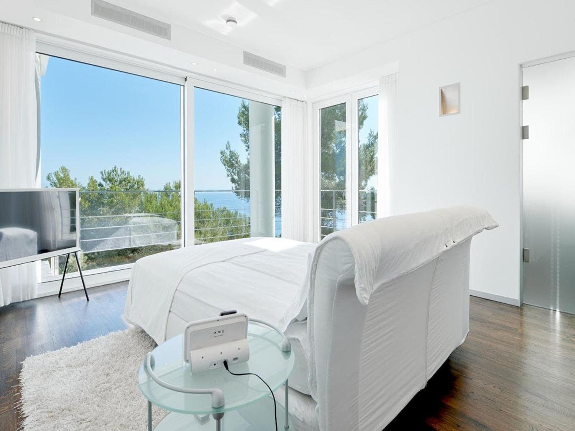 Lavish With Infinity Pool And Views Santa Eularia des Riu