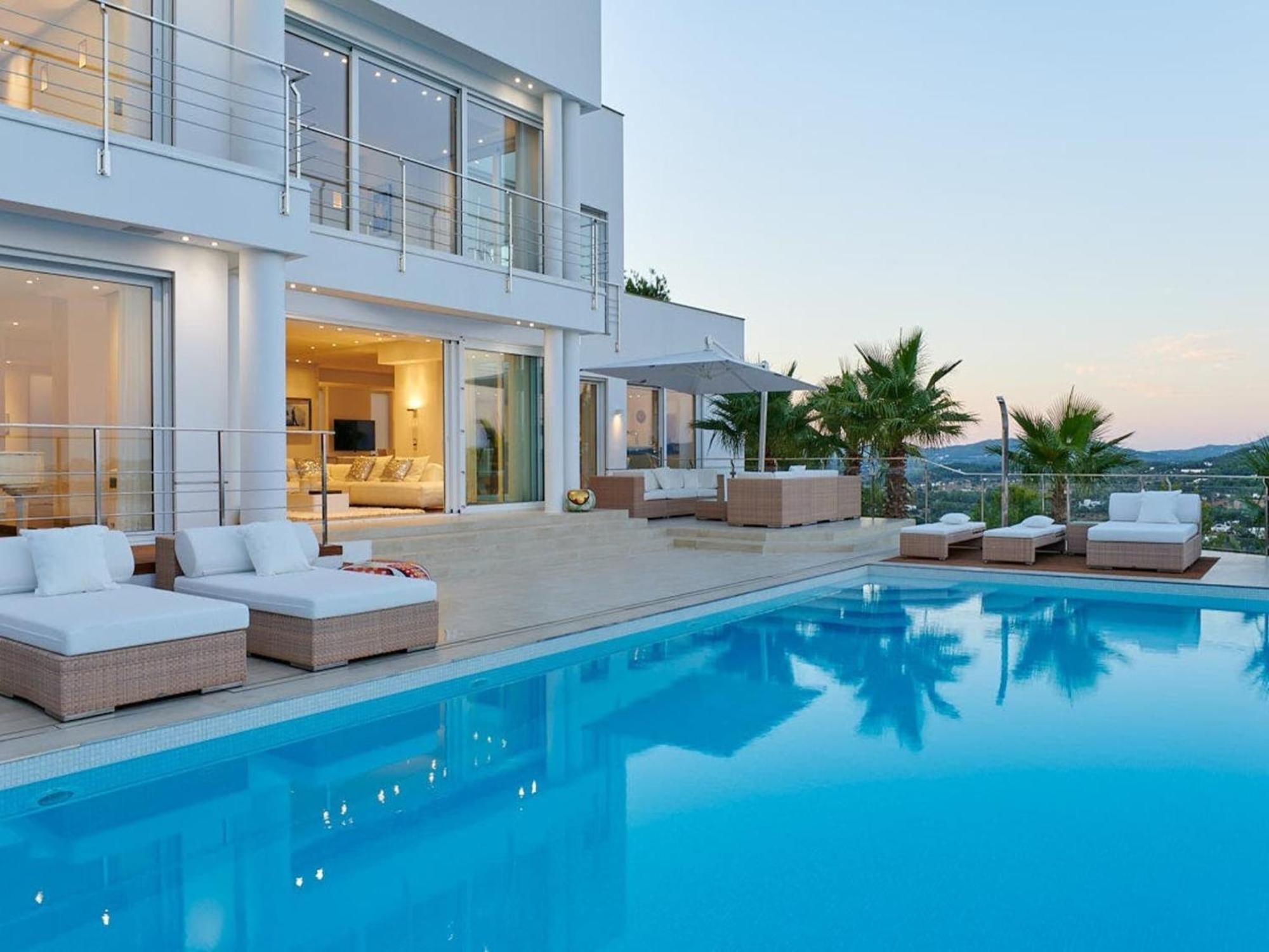 Lavish With Infinity Pool And Views Villa *
