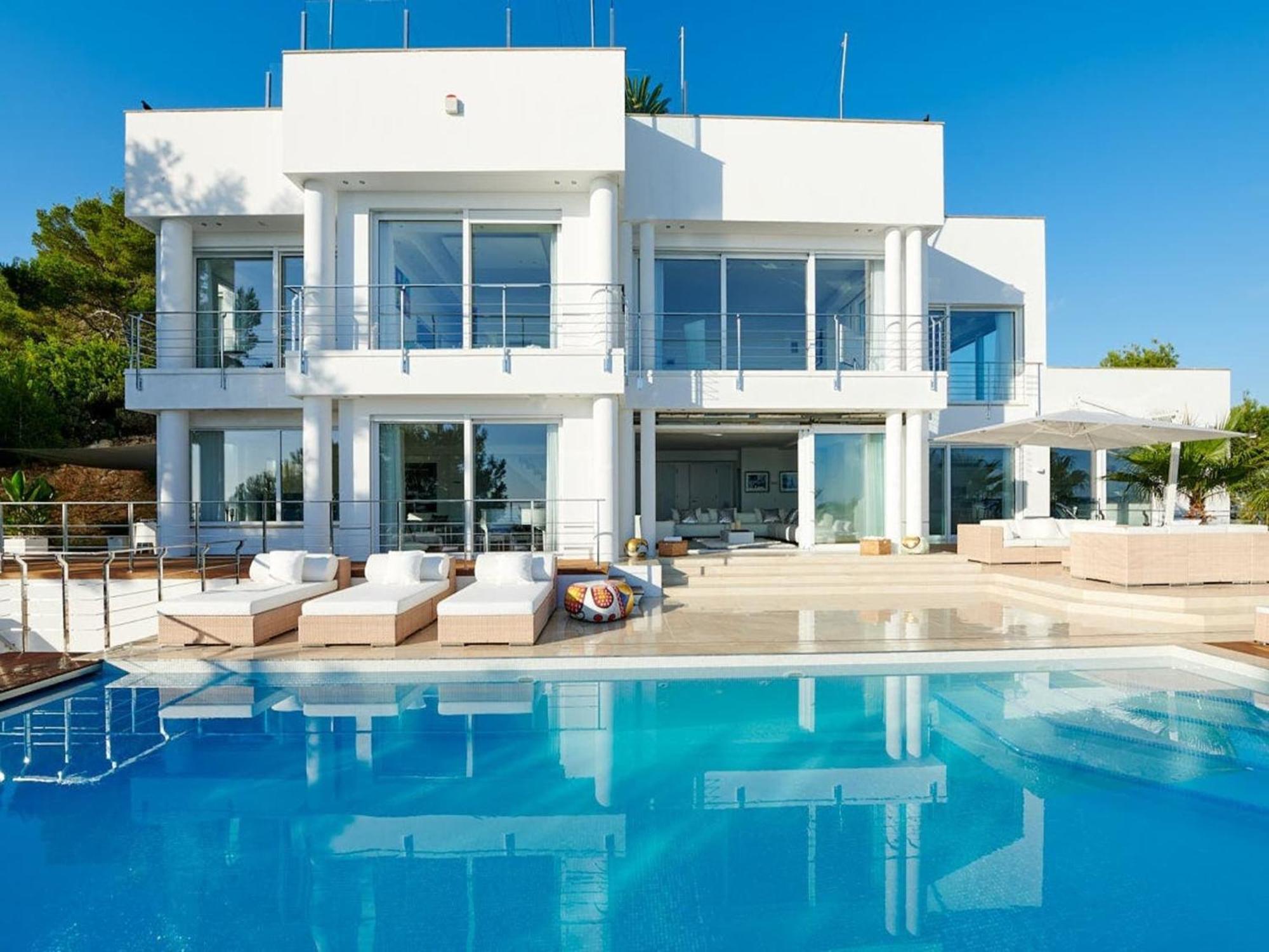 Lavish With Infinity Pool And Views Santa Eularia des Riu