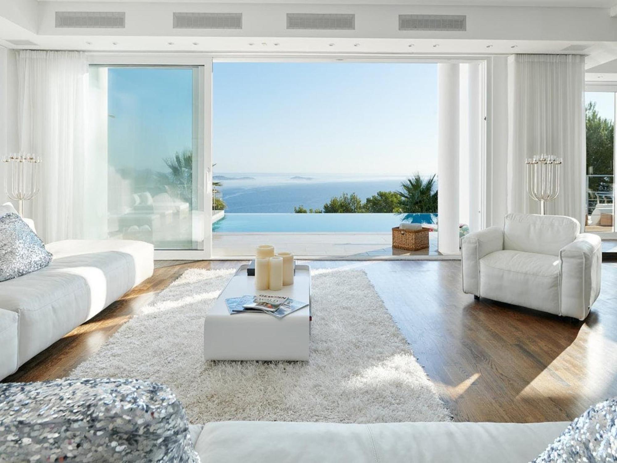 Lavish With Infinity Pool And Views Villa