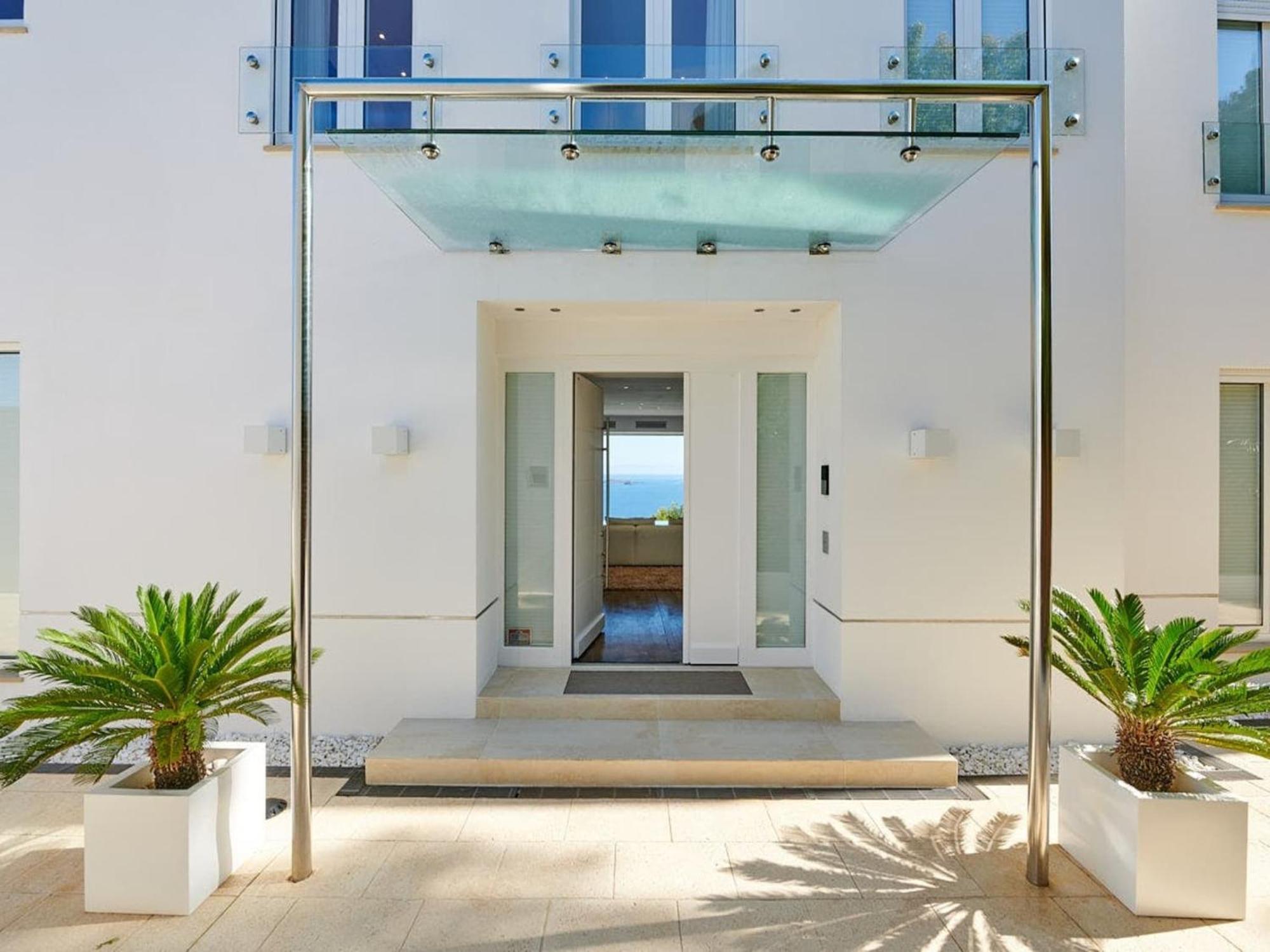 Villa Lavish With Infinity Pool And Views