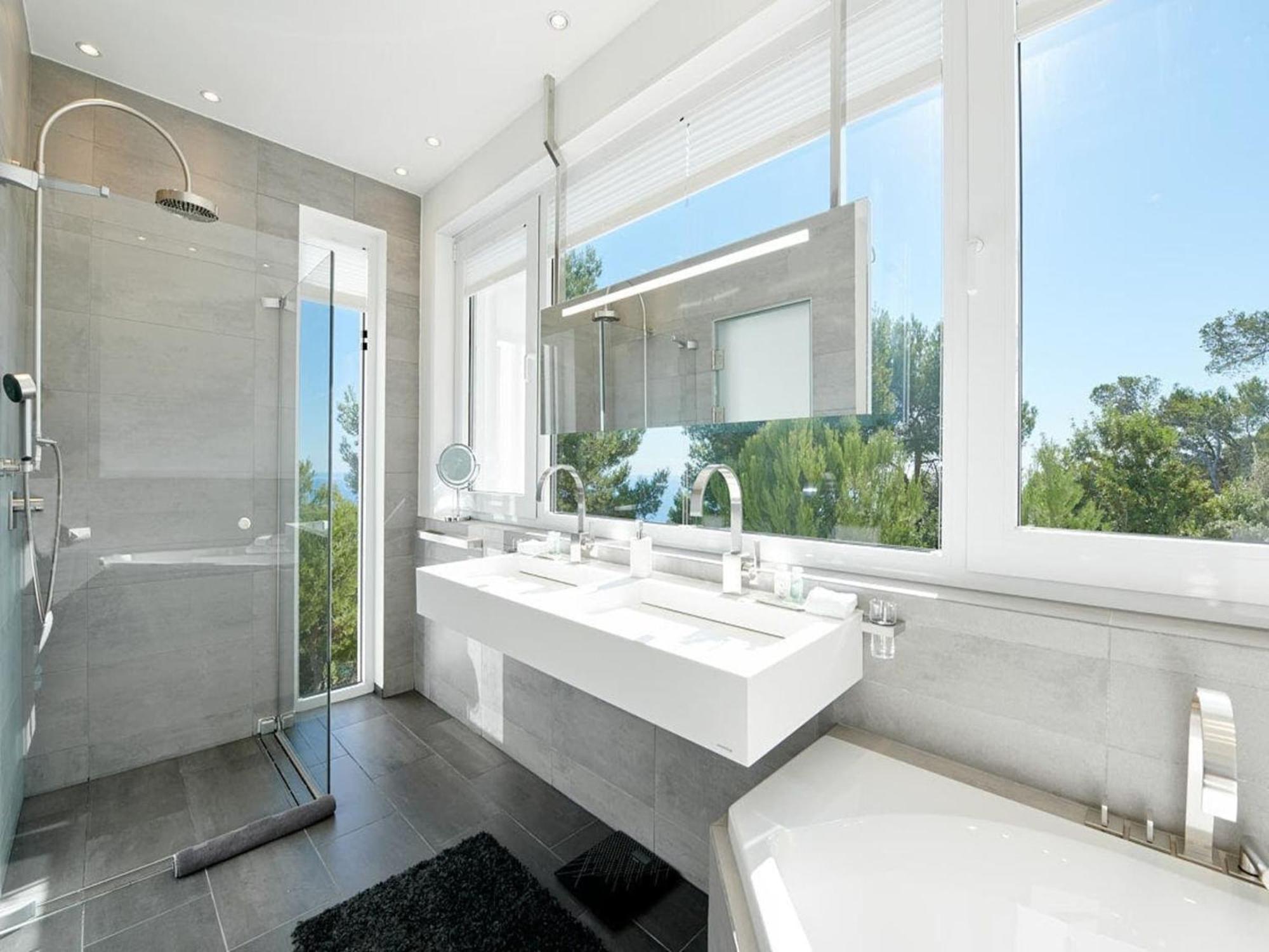 Villa Lavish With Infinity Pool And Views *