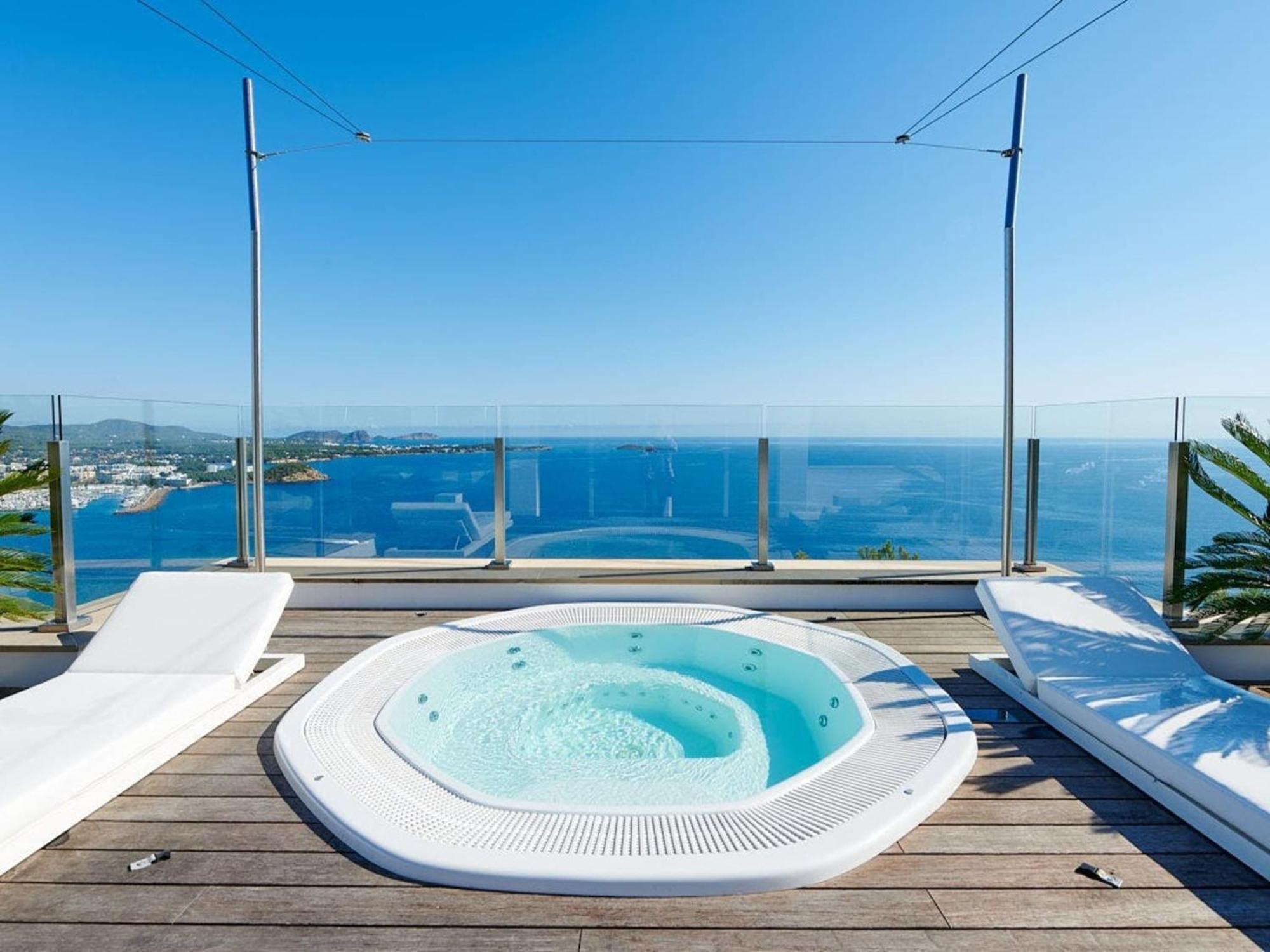 Lavish With Infinity Pool And Views *