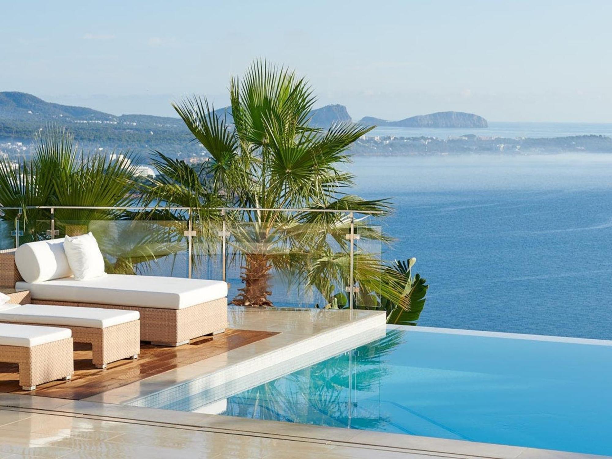 Lavish With Infinity Pool And Views Santa Eularia des Riu