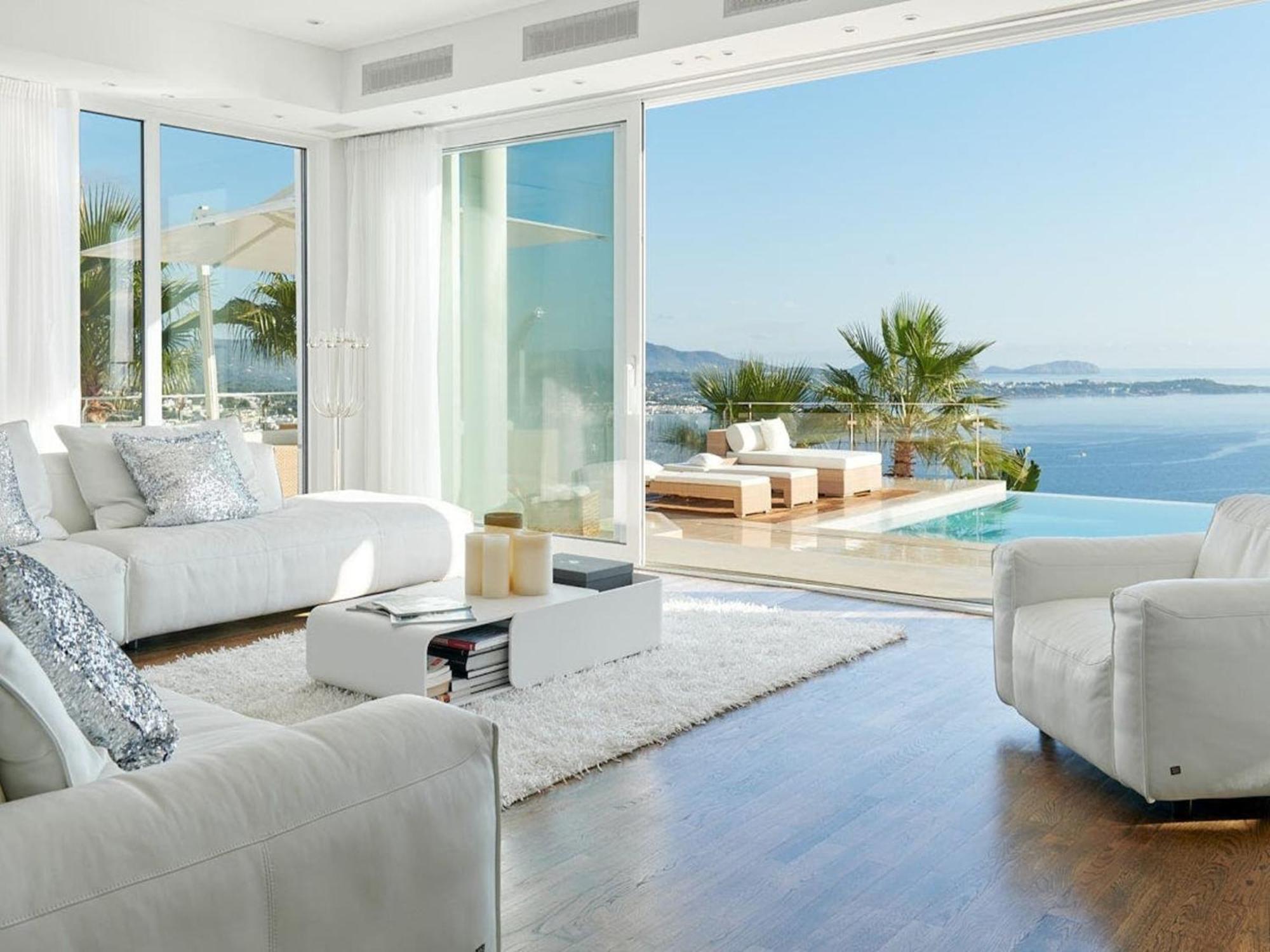 Lavish With Infinity Pool And Views