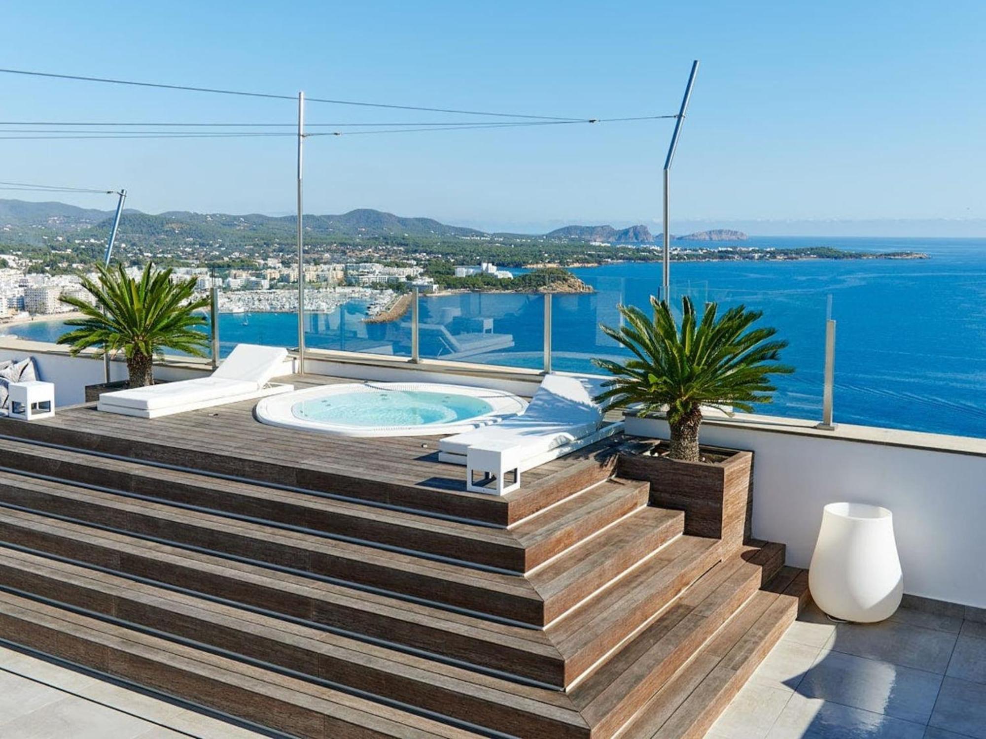 Villa Lavish With Infinity Pool And Views Santa Eularia des Riu