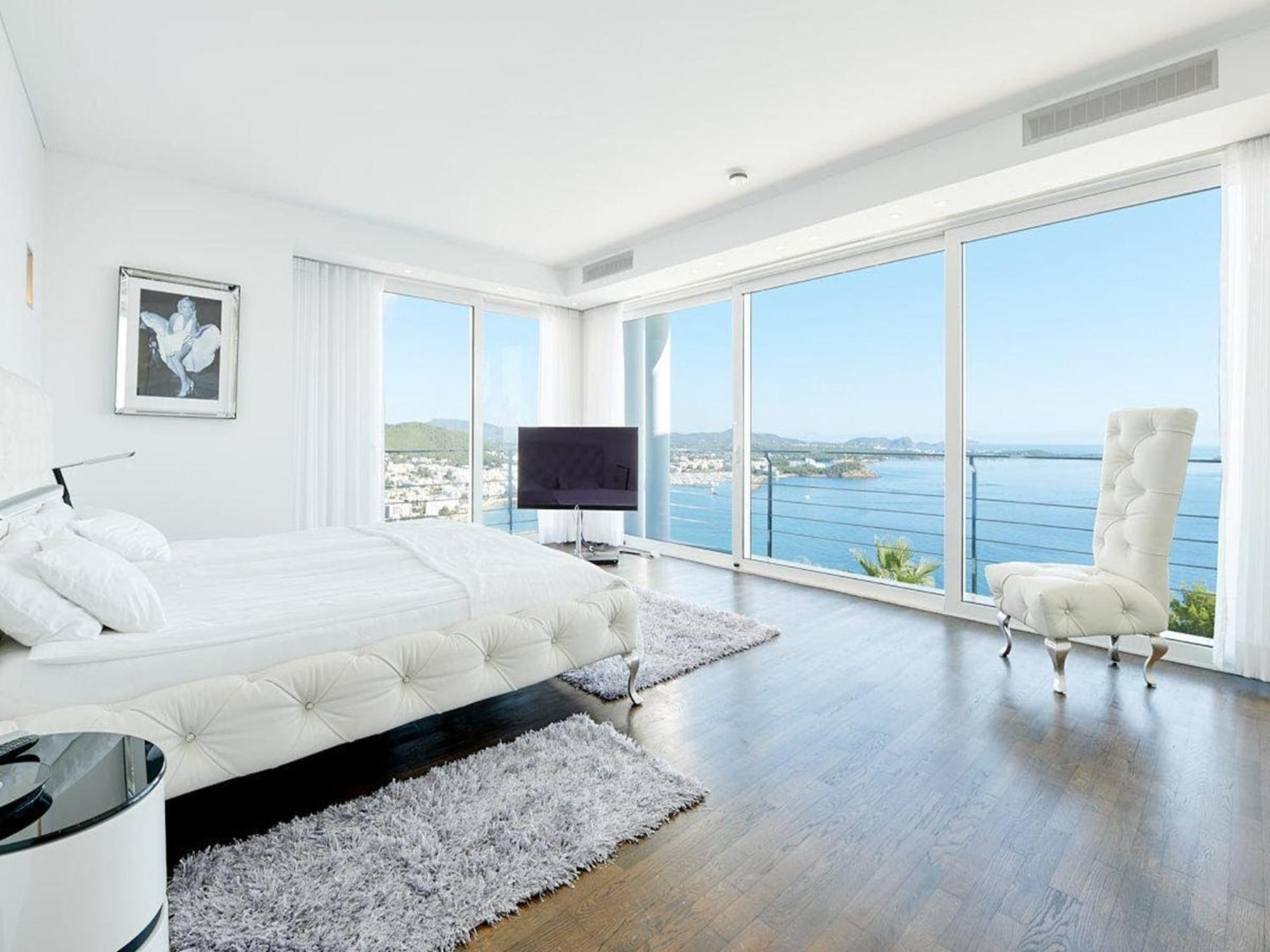 Lavish With Infinity Pool And Views Santa Eularia des Riu